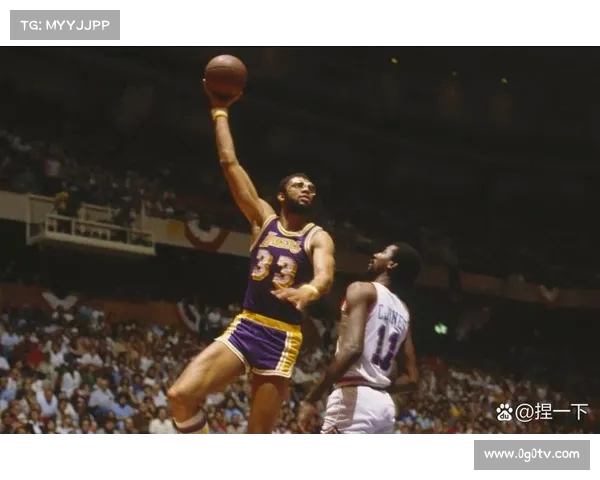 NBA历史得分排行榜揭秘：各大巨星如何跻身前十名及其背后故事